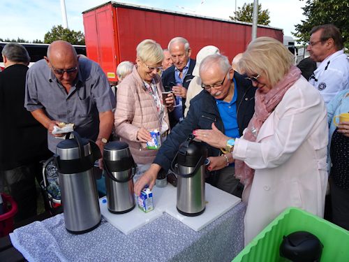 Renate Amann schenkt ein Renate Amann schenkt ein