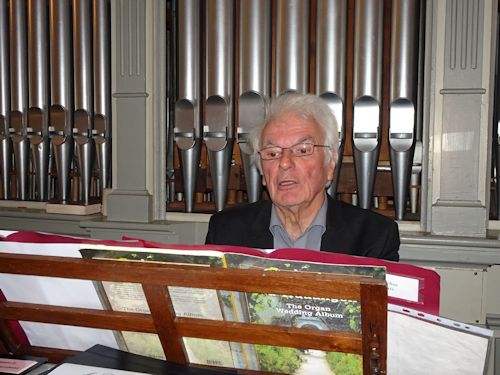 Chorleiter Johannes Schmitz an der Orgel Chorleiter Johannes Schmitz an der Orgel