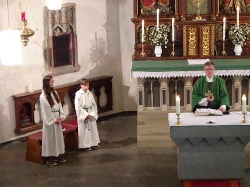 Pastor Schork beim Messopfer Pastor Schork beim Messopfer