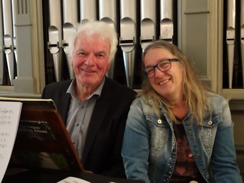 Gemeinsames Foto mit der Schönberger Organistin Gemeinsames Foto mit der Schönberger Organistin