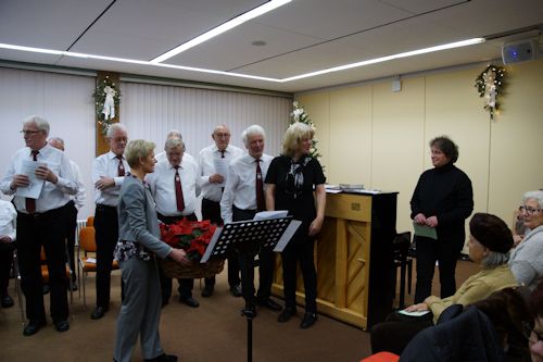 Ein Christstern als Dank an die beiden Solistinnen Ein Christstern als Dank an die beiden Solistinnen