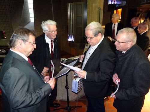 Vorbesprechung des Hochamtes (v. links Harald Amann, Johannes Schmitz, Armin Lamar u. Heinz Gindorf) Foto