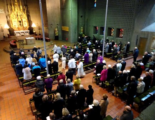 Einzug zu Beginn des Hochamtes Foto