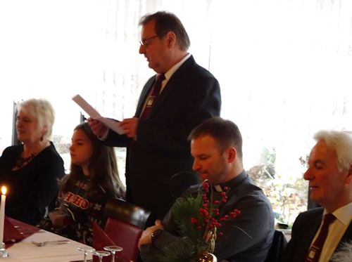 Begrüßung durch den Vors. Harald Amann (2. v. rechts   Pfarrer Dr. Frank Kleinjohann) Foto