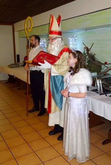St. Nikolaus mit dem Engelchen Katelyn Foto
