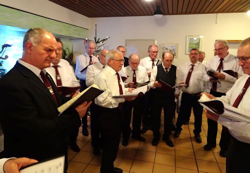 Auftritt der Sänger beim Familienfest (Dirigent Heinz Gindorf) Foto