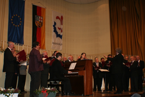 Auftritt des Rathauschores unter Leitung von Chordirektor Walter Langenfeld mit Verena Langenfeld-Jungmann als Solistin und Stephan Langenfeld am Klavier Foto