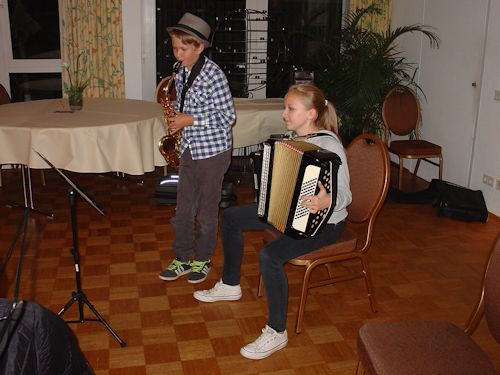 Jelena und Luca musizieren Jelena und Luca musizieren