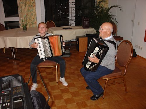 Jelena musiziert mit dem Großvater Jelena musiziert mit dem Großvater