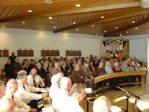 Voll besetzte Bankreihen Voll besetzte Bankreihen