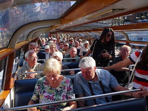 Mit dem Boot zur Grachtenfahrt Mit dem Boot zur Grachtenfahrt
