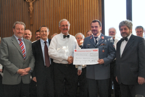 Gemeinsam tun sie etwas gegen die Not der Menschen in der Ukraine: Hans Werner Strauß, Klaus Pecina, Alfred Bilz, Christian Wirth, Walter Langenfeld. (v.l.) Foto