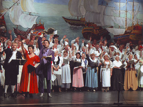 Fast alle Darsteller sind auf der Bühne versammelt und winken zum Abschied Foto